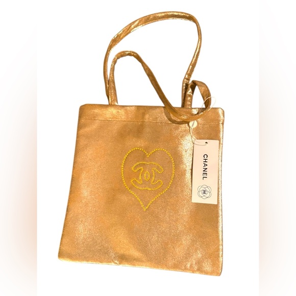 CHANEL VIP Gift Tote Bag GOLD HEART GWP Limited Edition Logo NEW BOOK - Picture 1 of 5